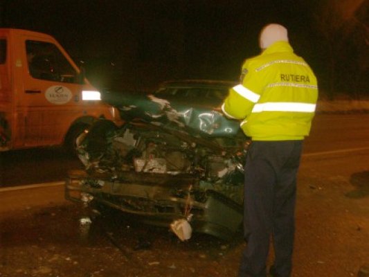 Accident violent pe strada Soveja: două maşini s-au făcut praf